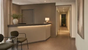 De stille entree van een privébehandelcentrum laat een discrete eerste stap naar hulp bij depressie zien.